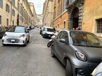 「EQフォーツー」の脇を別のEQフォーツーが走り去る。かなたには3代目が。