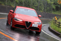 5.4mという最小回転半径に対し、ステアリングのギア比は11.8：1。通常時の軽い操舵フィールとも相まって、ハンドル操作に対するレスポンスはかなりクイックだ。