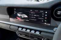 センタースクリーンではローダウンフォース／ハイダウンフォースのモードを任意に切り替えられる。この画面ではフロントの可動式フラップの位置がよく分かる。