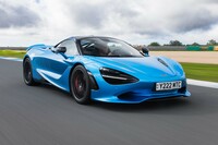 「750S」では、ギアレシオの最適化とキックダウン制御の変更を実施。同一ギアでの中間加速は先代にあたる「720S」よりアップした。