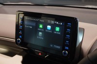 スマートフォンとの連携が可能なディスプレイオーディオと車載通信機は、全車に標準装備される。