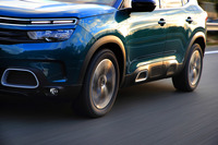 「ブルーアースXT AE61」は高いブロック剛性と理想的な接地面形状により、重心の高いSUVで発生しがちな偏摩耗を抑制。高いロングライフ性能を備えているという。