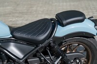 シート高は690mm。「Sエディション」には、通常はアクセサリーとして用意される、ダイヤモンドステッチ風ワディング加工の施されたシートが、標準で装備される。