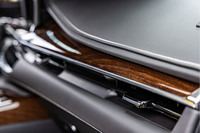 インテリアの精緻なつくり込みも今日のキャデラックの美点。レザーやウッドはいずれも本物で、職人の手になるステッチも美しい。