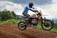 ジャンプ台で宙を舞う「R12 G/S」。着地のショックはストロークの大きなサスペンションが吸収。安定性も非常に高く、姿勢が乱れることもない。