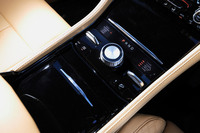 センターコンソールに備わるダイヤル式のシフトセレクター。走行モード切り替え機構「セレクテレインシステム」やエアサスペンション、副変速機などの操作スイッチもここに配置される。