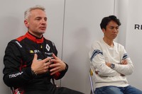タイムアタックを振り返る2人のレーシングドライバー。写真左から、ロラン・ウルゴン氏と谷口信輝選手。