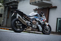 「BMW S1000R」は、サーキットでも活躍するスーパースポーツと主要コンポーネンツを共有する、高性能なネイキッドスポーツモデルだ。今回紹介する2021年モデルは、2021年5月に日本に導入された。
