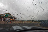 甲南PA（上り）にて、フロントウィンドウの雨滴を撮影。東京まで雨の中を走るのかと思うと……。