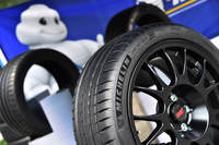 タイヤサイズは、「S207」「S208」のものより幅およびリム径の小さな245/40ZR18。「ミシュラン・パイロットスポーツ4S」が純正装着される。