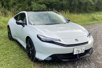 今回試乗した車両は、ホンダの新色と紹介される「ムーンリットホワイト・パール」をまとっていた。これを含め外板色は「メテオロイドグレー・メタリック」「クリスタルブラック・パール」「フレームレッド」の全4種類から選択できる。