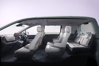 2列目にキャプテンシートを配置した6人乗りのキャビン。すべてのシートに、汚れにくい加工を施した表皮を採用している。