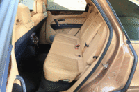 リアシートには前後スライドおよびリクライン機能が備わる。（クリックすると動く様子が見られます）