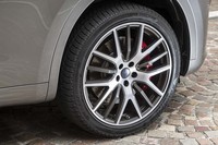 試乗車が装着していた21インチアルミホイール。このほか、マセラティ史上最大となる鍛造22インチホイールも用意される。