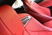 ハイバックスポーツシートのヘッドレストには“F”ロゴのエンボス加工が施されている。