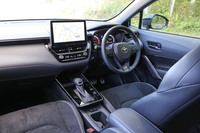 ブラックでコーディネートされた「カローラ クロスGRスポーツ」のインテリア。「スモークシルバーメタリック」の加飾をセンタークラスターやインパネオーナメント、エアコン吹き出し口ベゼル、ヒーターコントロールパネル、メータークラスター、インサイドドアハンドルなどに採用している。