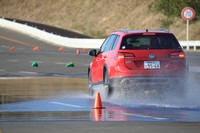 フルブレーキの体験シーン。インストラクターからは、床まで思い切りブレーキを踏みつけることを指示された。リアルワールドではなかなかできないことを、安全に体験することができた。