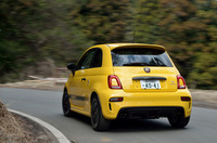 「アバルト595」シリーズの中で上位モデルとなる「595コンペティツィオーネ」には、「Record Monza」と名付けられたハイパフォーマンスエキゾーストシステムが与えられる。