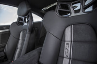 試乗車にはオプションのフルバケットシートが装着されていた。バックレストには「GT3ストライプ」が入り、ヘッドレストにはポルシェクレストがエンボス加工されている。