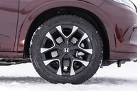 スタッドレスタイヤは「ブリザックVRX2」。ブリヂストンが北海道や北東北の主要都市における装着率の高さをうたう安心と信頼のブランドだ。