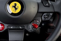 ステアリングホイールは従来モデルより小径化されている。そのセンターには、エンジンのスタートボタンと走行モードのセレクターが並ぶ。