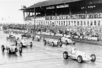 1935年6月16日にドイツ・ニュルブルクリンクで行われたインターナショナル・アイフェル・レースの様子。ナチスは国威発揚のためにモータースポーツを積極的に支援。当時のグランプリではメルセデス・ベンツやアウトウニオンがレースを席巻していた。