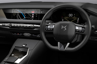 「DS 4」のインテリア。継ぎ目のないシームレスな造形のダッシュボードが特徴。