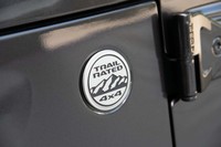 左のフロントフェンダーに貼られた「TRAIL RATED」のバッジ。