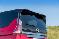 専用のリアスポイラーが備わる。