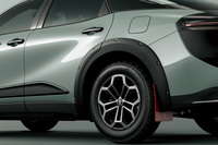 「クラウン クロスオーバーRS“ランドスケープ”」の最低地上高は、ベースモデル比で＋25mm。ワイルドなオーバーフェンダーモール付きのホイールハウスには、245/60R18サイズのオールテレインタイヤがおさまる。