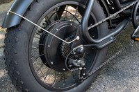 ベース車「S1-1000」との大きな違いはモーターの性能。定格出力は同じ1.0kWだが、より高速走行型のハイスピードモーターに変更することで、最高速を55km/hから65km/hに向上させた。