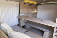 テーブルとテールゲート付近のロールスクリーンを展開するとシアターモードに。素の「キャラバン」にはないリアのスピーカーも搭載されている。