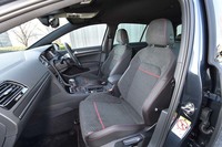 「GTIパフォーマンス」専用装備のシートは、表皮にマイクロフリース素材を採用。“GTIの象徴”である赤のラインやハニカム模様がデザインされている。