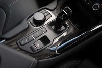 センターコンソールの中央に陣取るのは、走行モードのセレクター。パーキングブレーキは従来型のレバー式ではなく、電動式となっている。