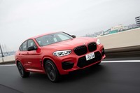 新開発をうたうS58B型3リッター直6ターボエンジンを搭載。コンペティションでは標準の「X4 M」よりも30PS強力な最高出力510PSと最大トルク600N・mを発生する。