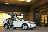 SUVの「モデルX」。後席用ドアにガルウイング式を採用している。