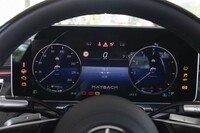 液晶式のメーターパネルは地の部分などに「MAYBACH」のロゴやエンブレムが控えめに表示される。