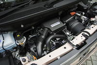 フルモデルチェンジに際しては、エンジンも新開発された。写真は「N-BOX G・EXターボHonda SENSING」に搭載される0.66リッター直3ターボ。軽乗用車としては初となる電動ウェイストゲートを採用している。