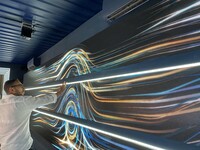 ビジターの手の動きを上部のモーションセンサーが感知。そのイメージが表現される。