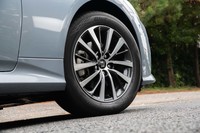 「クラウン2.5 G」のタイヤサイズは215/55R17。テスト車は高い操縦安定性と低燃費性能の両立をうたう「ヨコハマ・ブルーアースGT AE51」を履いていた。