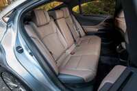 後席は背もたれのリクライニングが可能。足元空間の広さはフラッグシップセダンの「LS」にも引けを取らない。