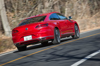 高効率のパワープラントに加え、アイドリングストップ機構やブレーキエネルギー回生機構などが採用された「アルテオン」。燃費はJC08モードで13.3km/リッターとなっている。