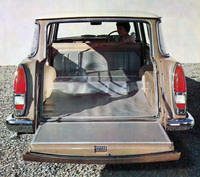 初代「セドリック バン」の下方開き式テールゲート。パワー式のリアウィンドウをテールゲートにおさめてから開閉操作を行う。2代目セドリックや2代目「クラウン」のワゴン／バンもこの形式を採用した。