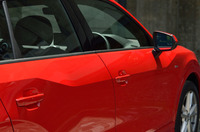 ドアの上部には、ショルダーラインをナイフでそぎ落としたかのような、特徴的なデザイン処理が施されている。