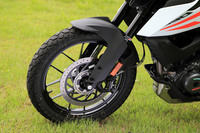 「390デューク」をベースに足まわりを専用チューニング。サスペンションのトラベル量を前：170ｍｍ、後ろ：177mmに拡大するとともに、コンチネンタルのアドベンチャータイヤ「TKC70」を装着している。