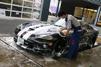 ムートンの手袋で丁寧に洗車される「バイパー」。マイカーが大事に扱われているのを見ていると、気分がよくなるのは自分だけ？