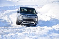 数値上の最低地上高は185mmながら、従来型の200mmと実質的に変わらぬ走破性がうたわれている。