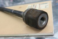 Gen2バイパーの左リアのインナーロッドは、ボディー側の締結部が凹型となっている（写真）。Gen3のフロント用インナーロッドは、ロッドの長さは同じだがここが凸型なので、締結部をGen2のそれと交換して使用した。