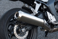 排気系では、左右2気筒ごとにバルブタイミングをずらすことで、パルス感のあるサウンドを実現。3室構造のマフラーもそれを生かすように内部がつくり込まれており、官能的な4気筒サウンドが追求されている。