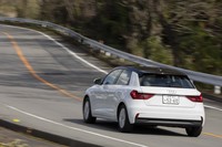 「A1スポーツバック」のサスペンションはフロントがストラット式でリアがトーションビーム式。キビキビとした走りが味わえるのは1リッターターボモデルでも同じだ。